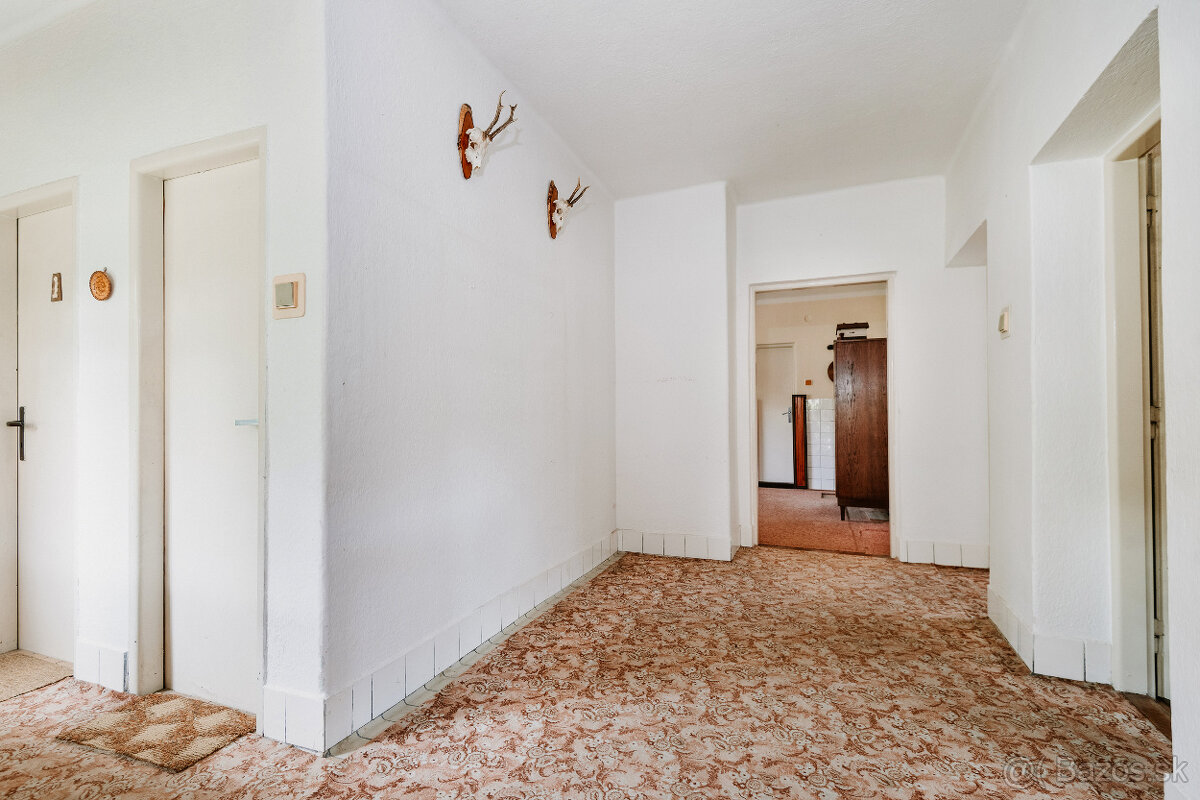 Dom v obci Divín s výhľadom na hrad, znížená cena - 9