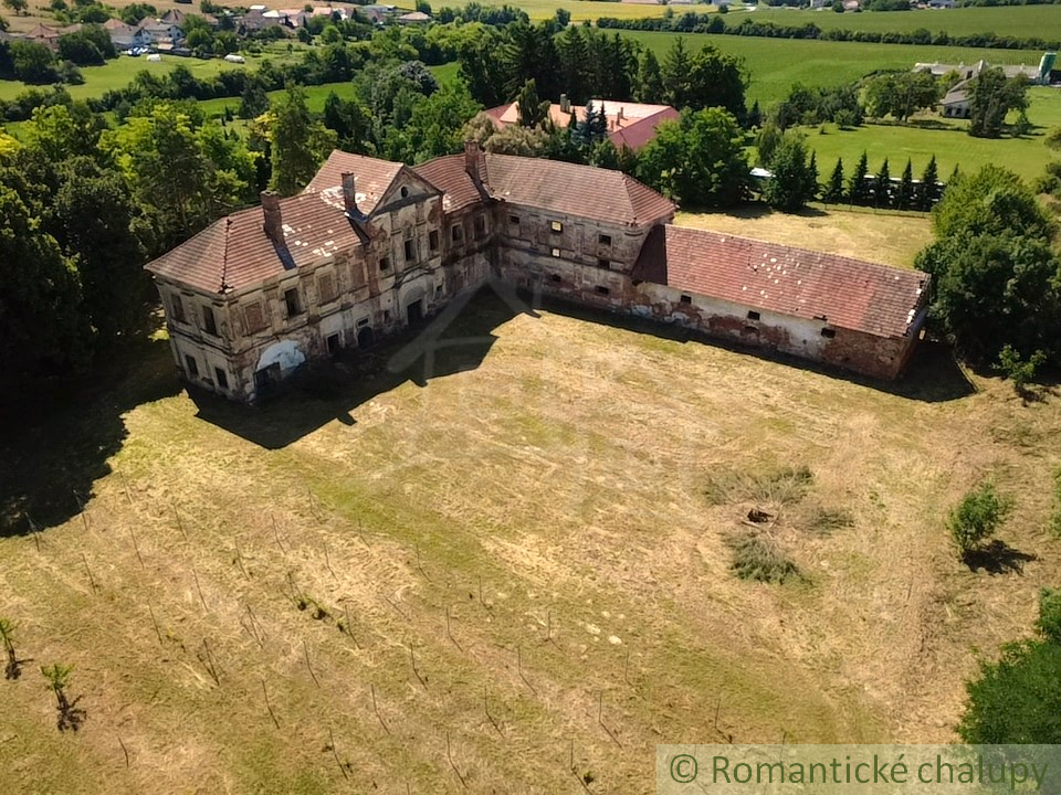 Kaštieľ plný histórie a krásy baroka v prostredí lipovej a - 9