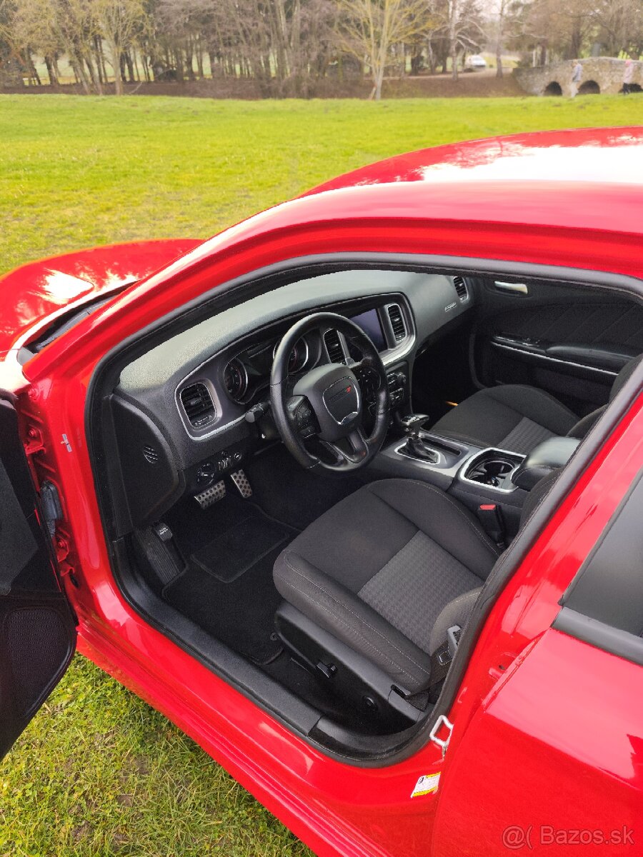 Dodge charger 5.7hemi 276kw rok vyroby 2020 - 9