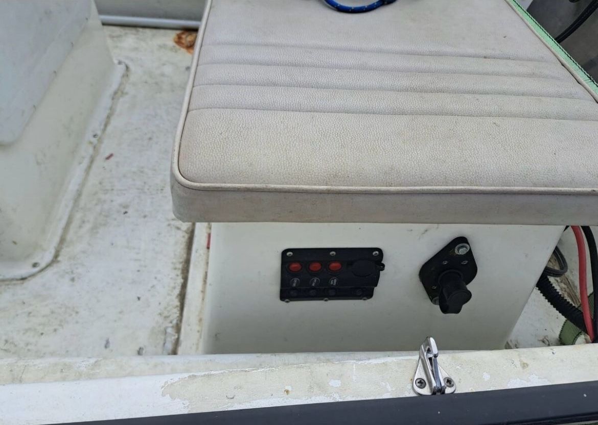 Motorový čln s prívesným vozíkom - 9