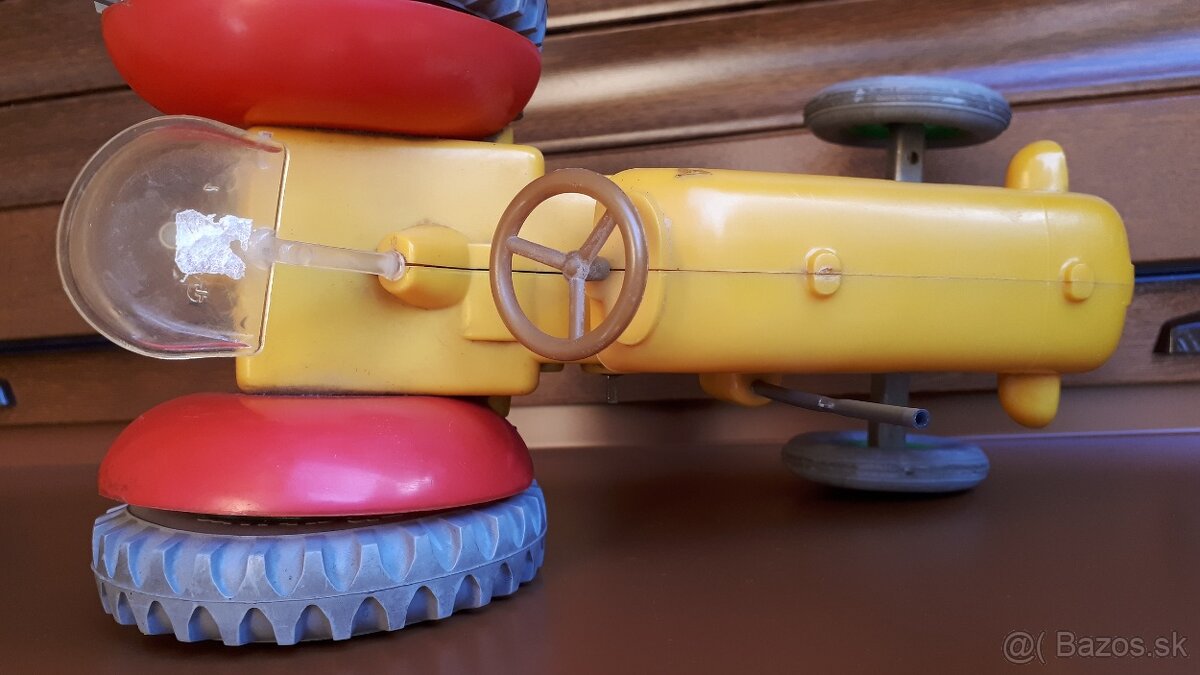 Stara hracka: Traktor ZETOR - 9