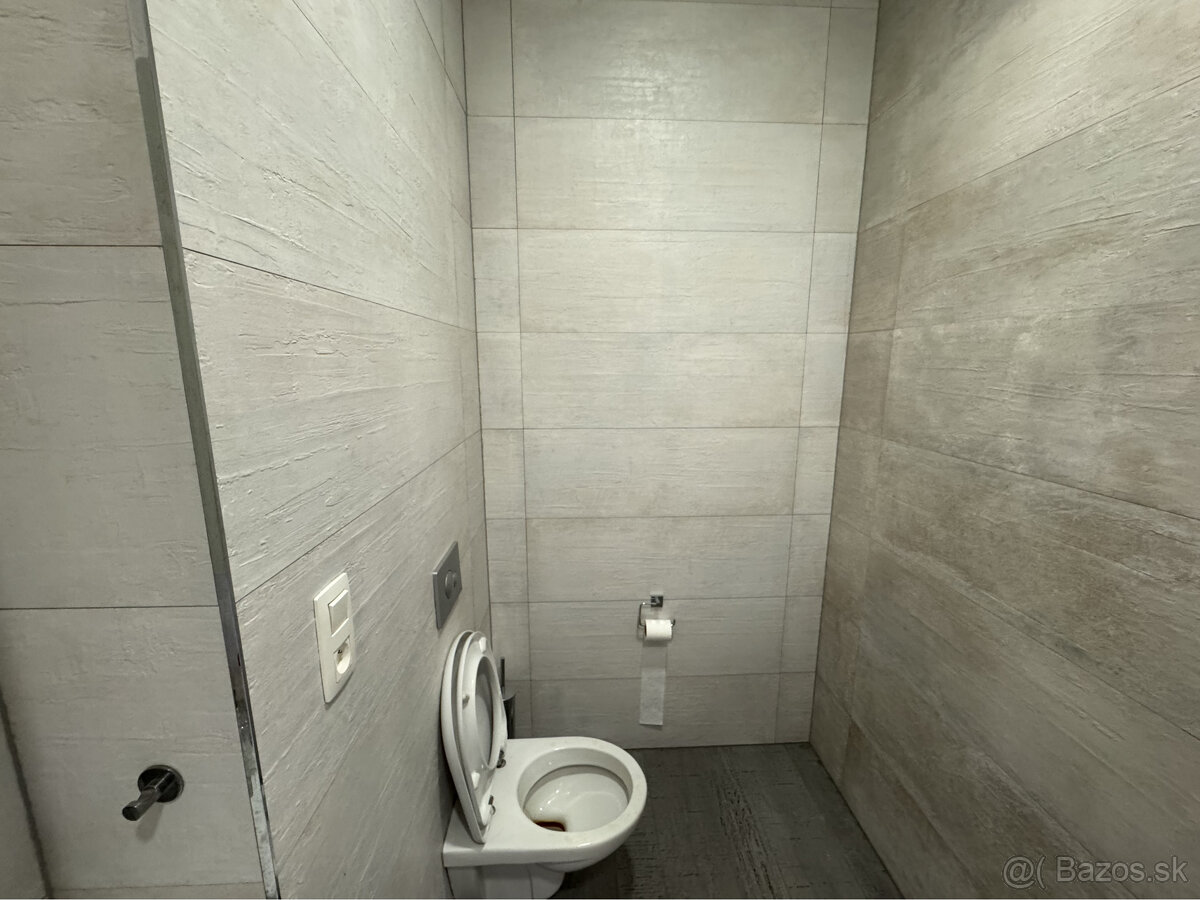 Prenájom prízemného obchodného priestoru 82 m² vo frekventov - 9