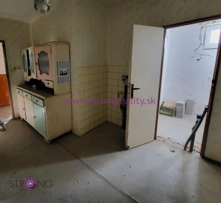 Starší 4 izbový rodinný dom v obci Topoľníky, okres DS. - 9