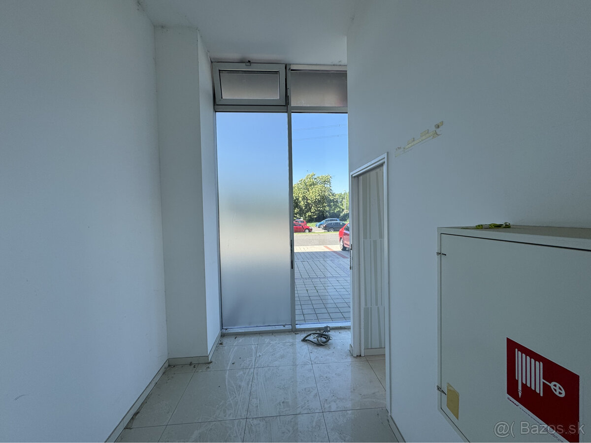 Prenájom prízemného obchodného priestoru 69 m² vo frekventov - 9