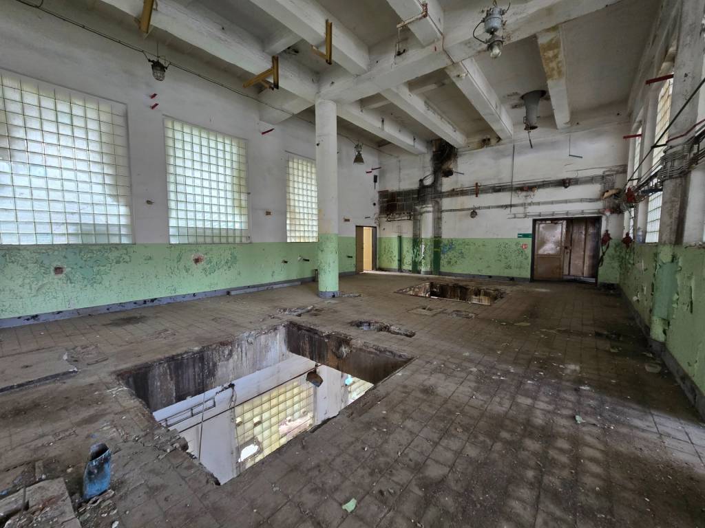 Priemyselná budova vo veľkom stráženom areáli - 9