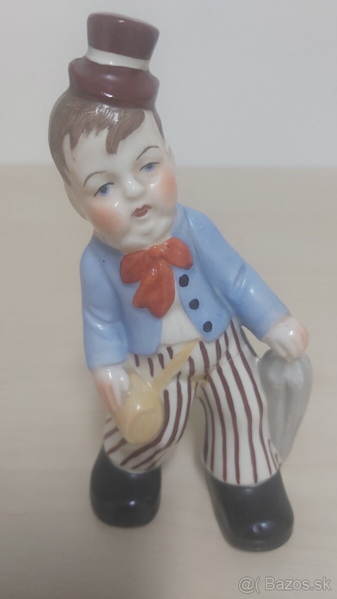Retro soška chlapca s klobúkom a dáždnikom značená - 9