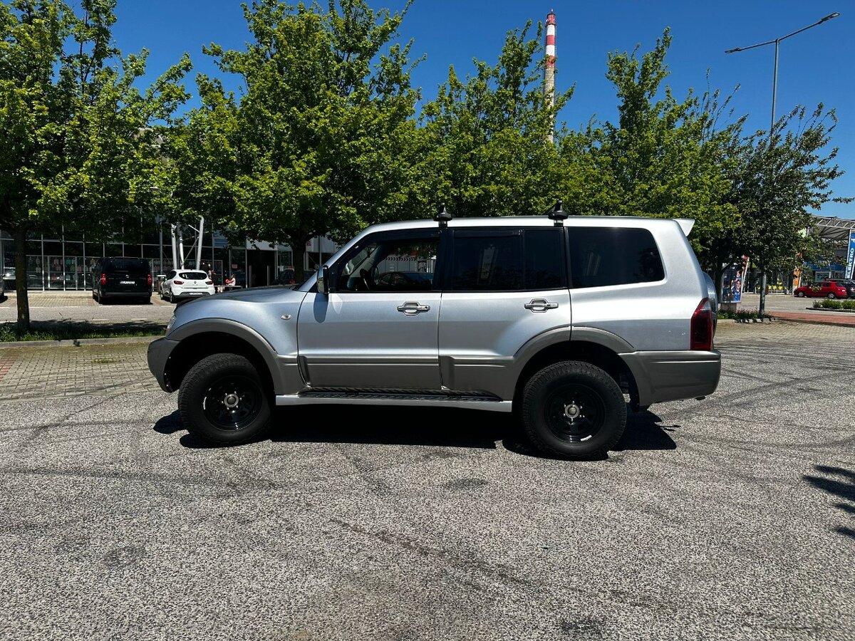 Mitsubishi Pajero - 9