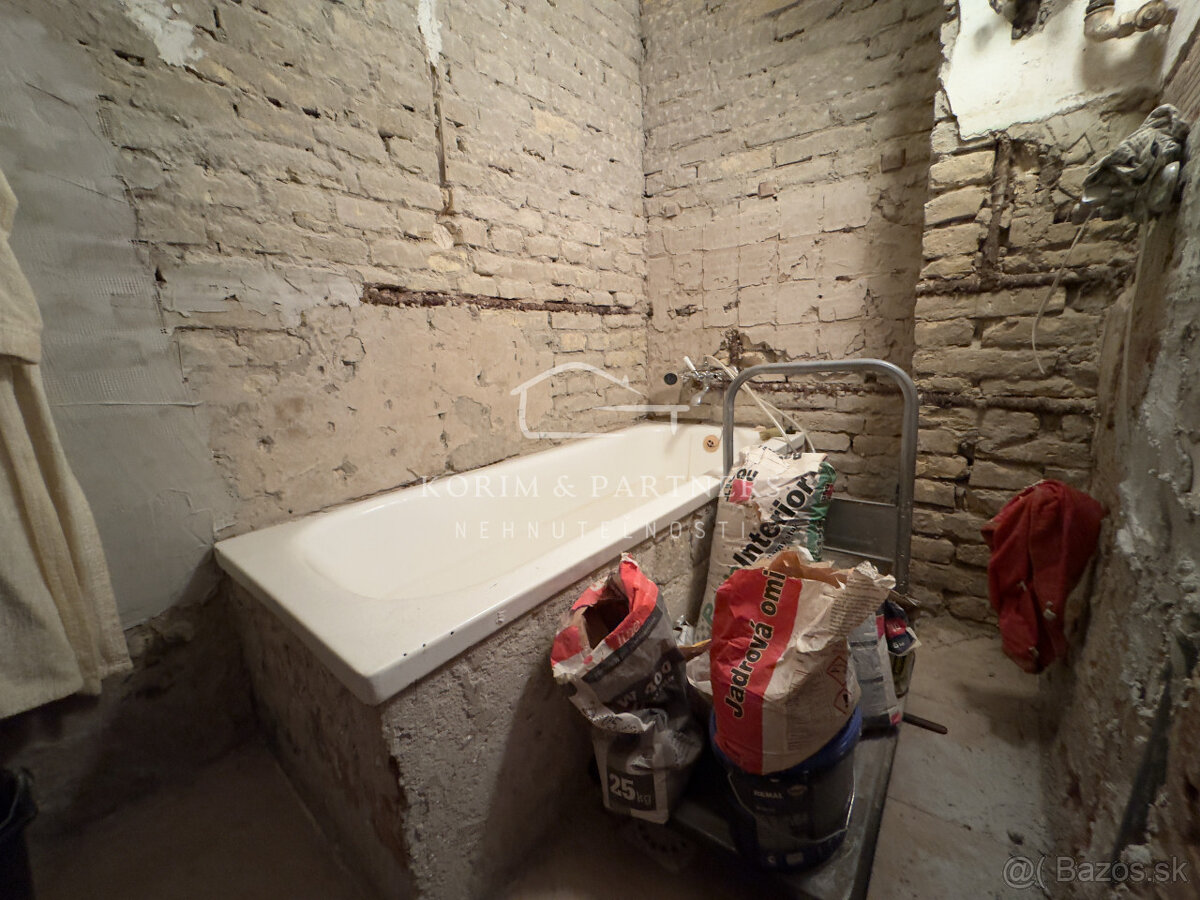 Dom bez záhrady s menším dvorom a terasou, Komárno - 9