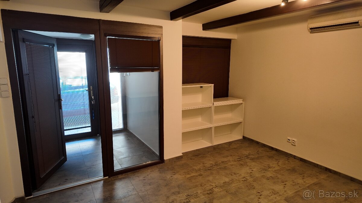 2x obchodné priestory v centre DS, Sládkovičová - 9