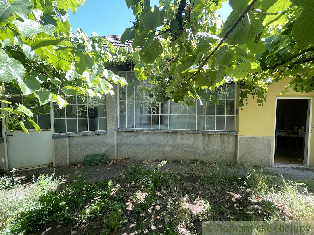 Priestranný pozemok so starším rodinným domom v obci Tvrd - 9