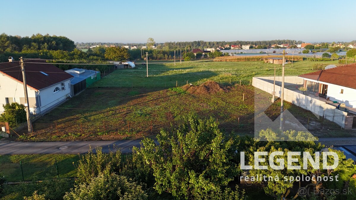 Krásny stavebný pozemok v Nesvadoch 1163 m2, super lokalita, - 9