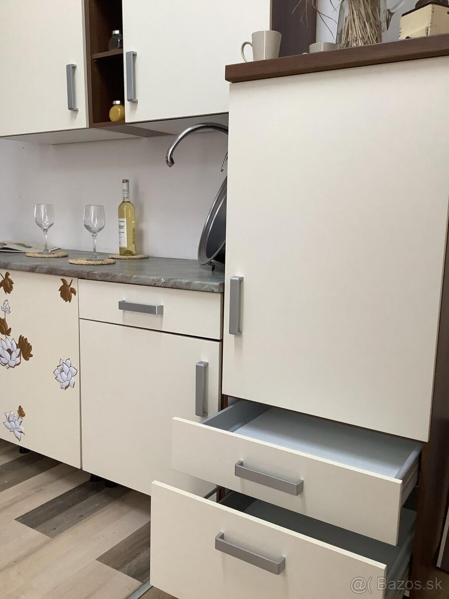 Svetlá moderná kuchyňa IRMA - 9