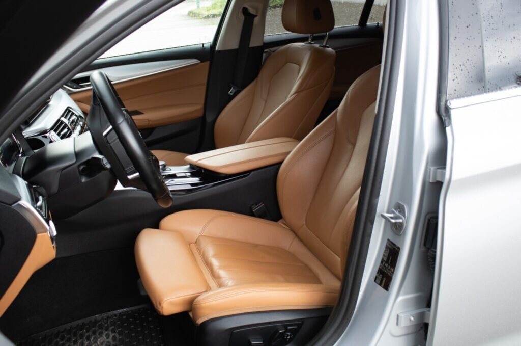 BMW 520d Touring z roku 2017 - 9