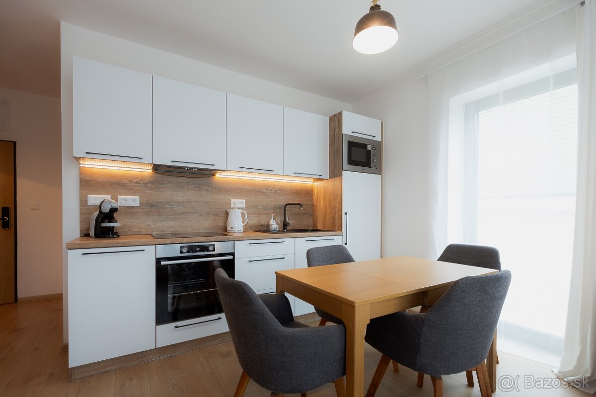 Kompletne zariadený apartmán s výhľadom a parkovaním v proje - 9