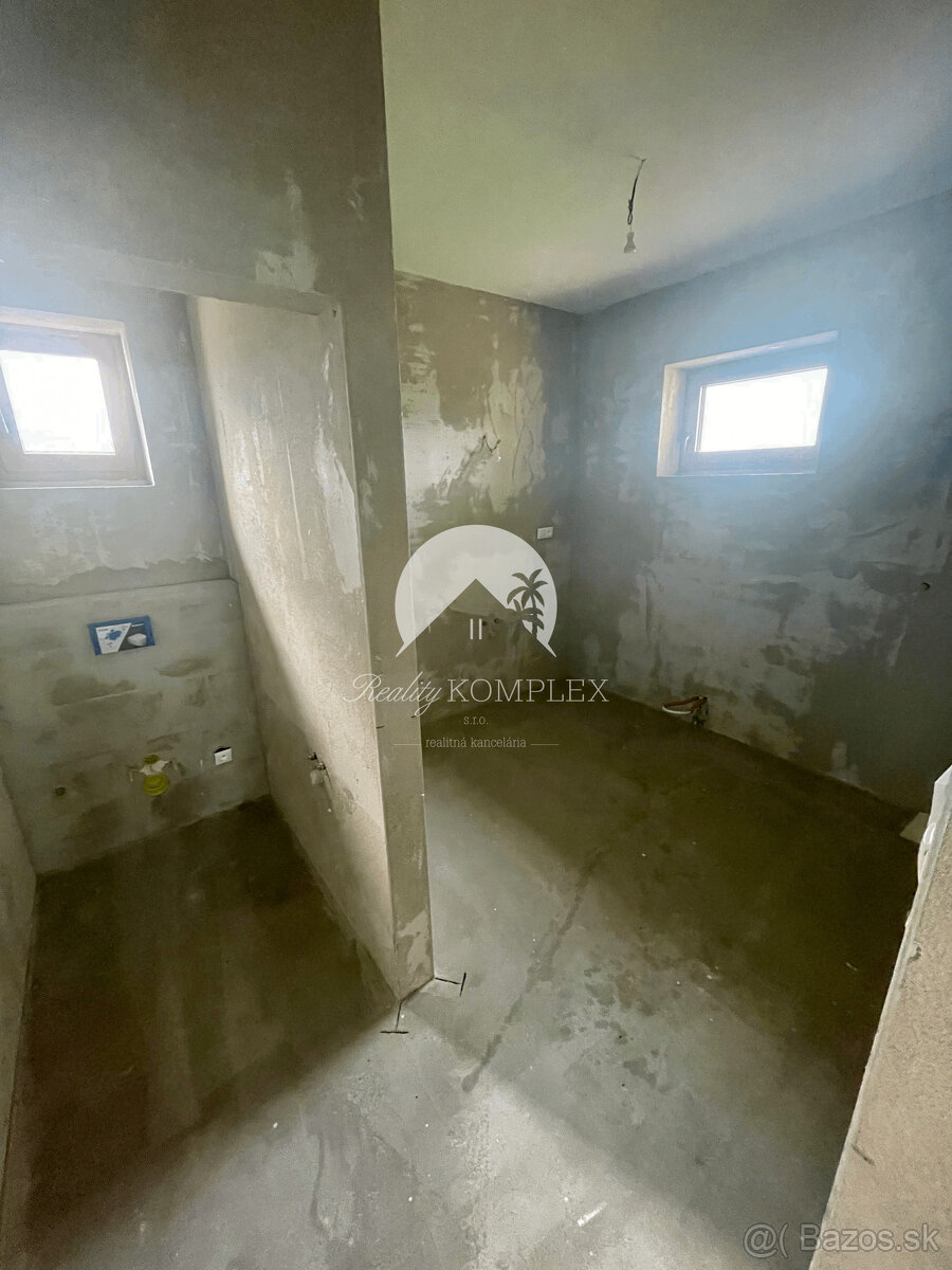 Reality KOMPLEX s.r.o. Vám ponúka luxusný rodinný dom v prém - 9