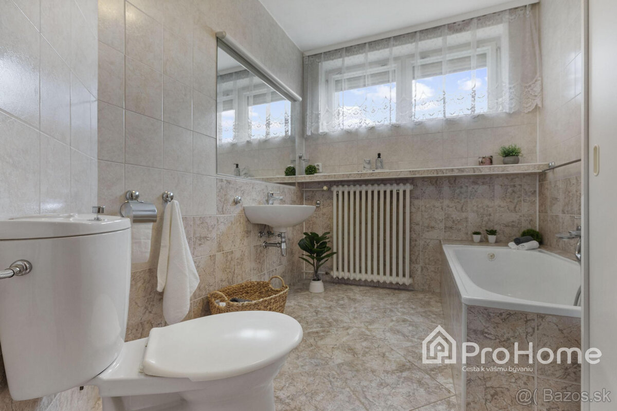 Priestranný a vzdušný rodinný dom vo Veľkej Pake - 9