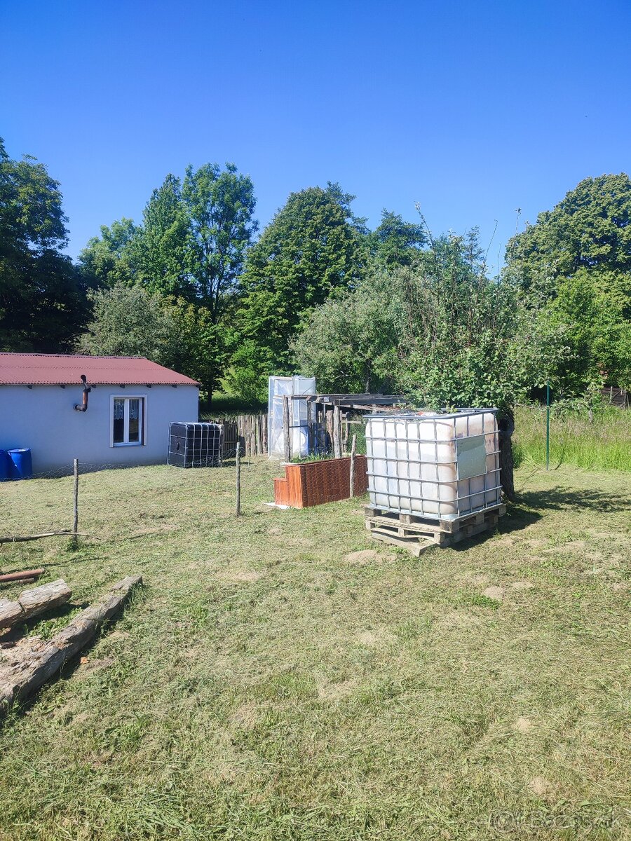 Záhrada s chatou - 9