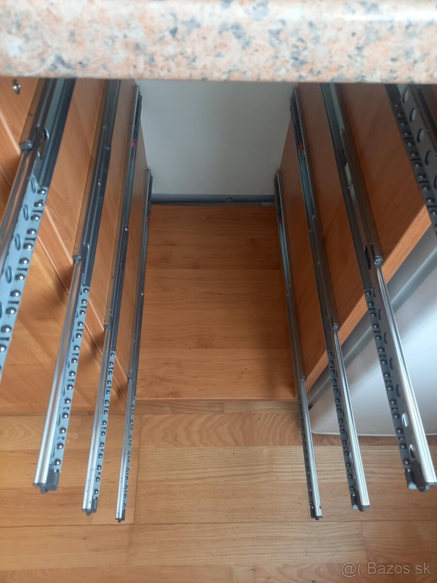 Kuchynská linka + veľká skrinka - 9
