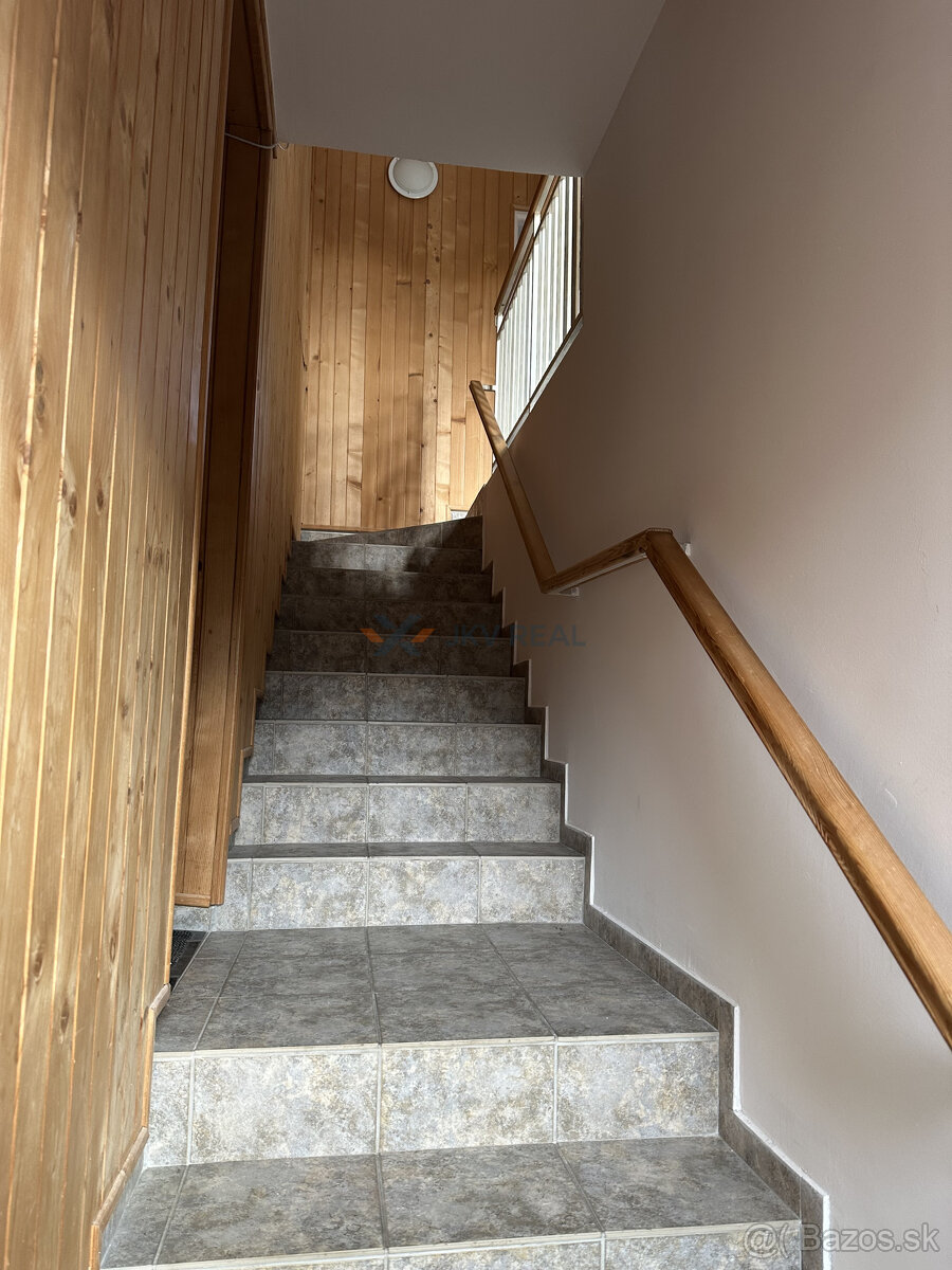 Priestranný 5-izbový rodinný dom s dvoma garážami a záhradou - 9