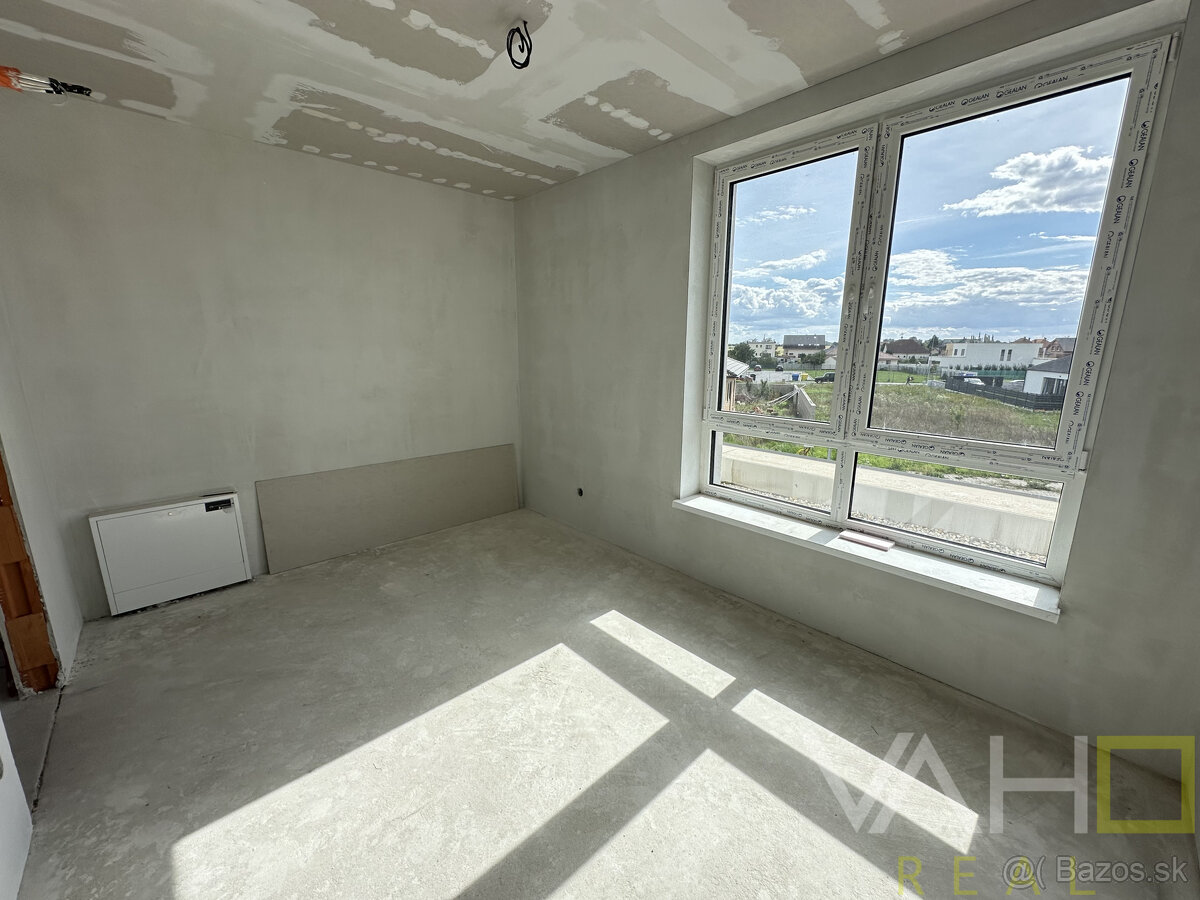 Exkluzívny 5-izbový rodinný dom s garážou a terasou – Biely - 9