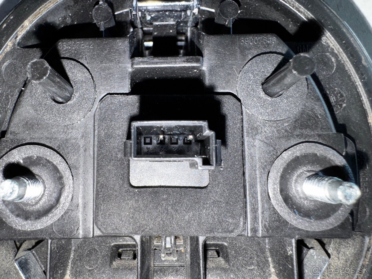 Emblém piatých dverí s logom Opel / Systém otvárania kufru - 9