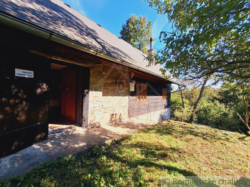 Tradičná zrekonštruovaná drevenica na okraji obce Nesluša. - 9