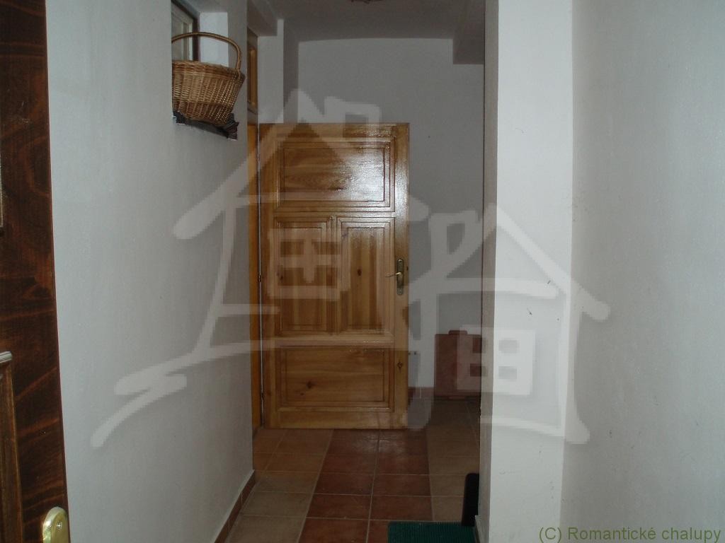 Štýlovo prerobený dom na bývanie a budova na podnikanie - 9