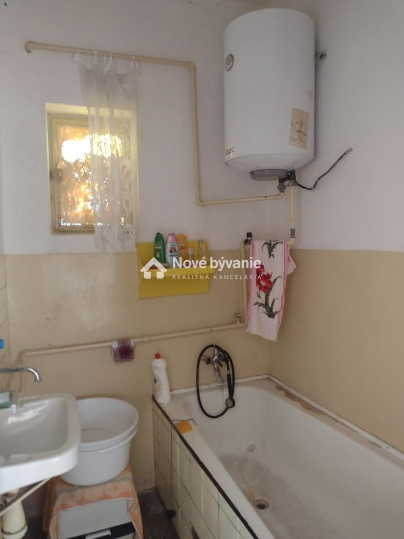 Predaj, rodinný dom s krásnym pozemkom- Chľaba(N059-12-FRAD) - 9