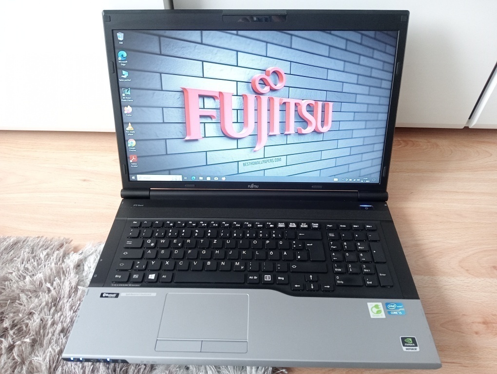 17" Fujitsu Lifebook / Intel core i5 / 256gb ssd / 8gb ram- - 9