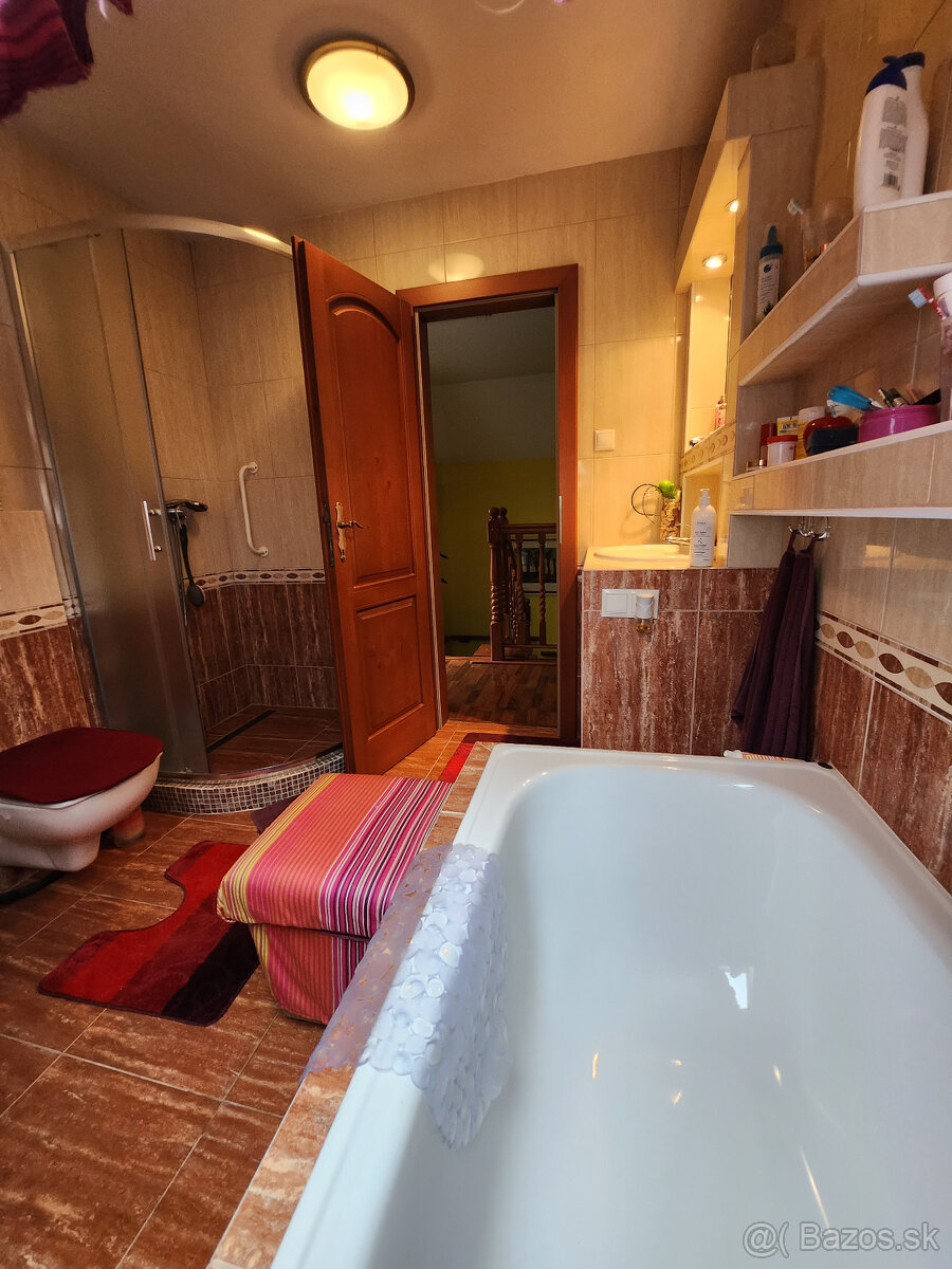 Novší, poschodový rod.dom M.Lapáš na 11á pozemku - 9