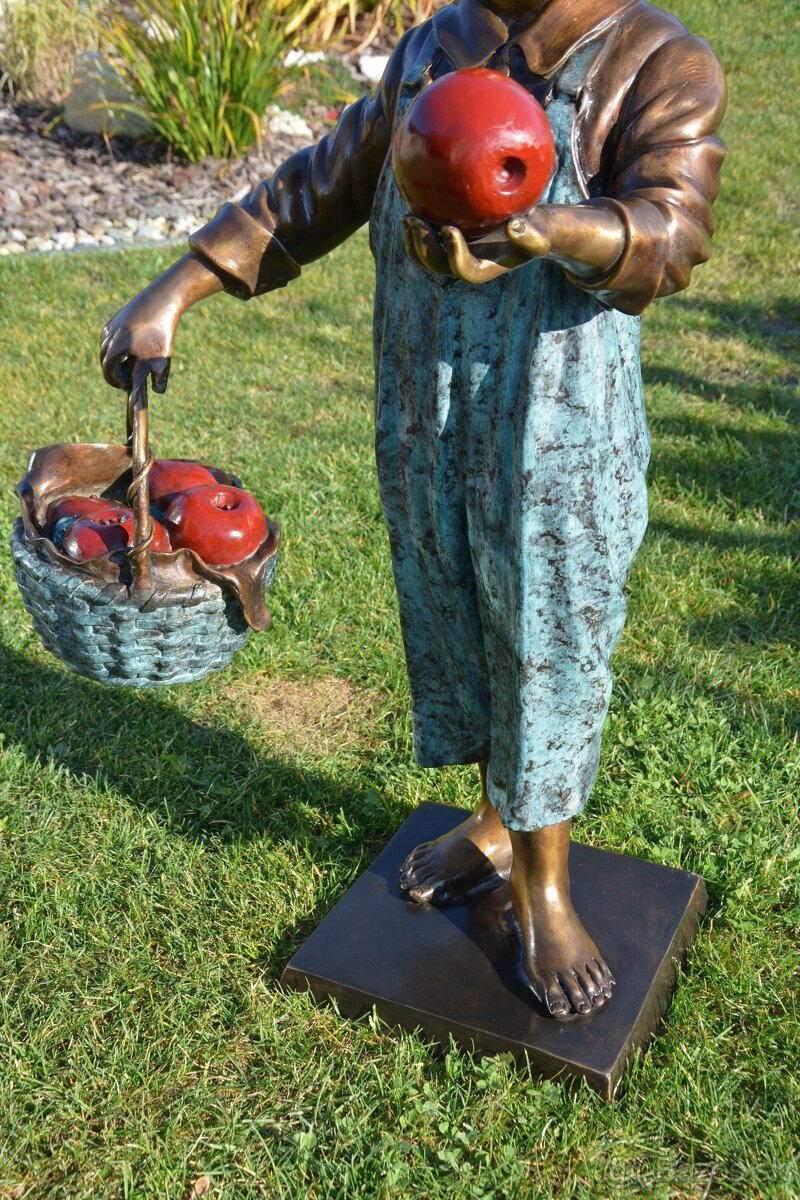 Bronzová socha-Dívka s jablky-kolorovaná-UNIKÁT - 9