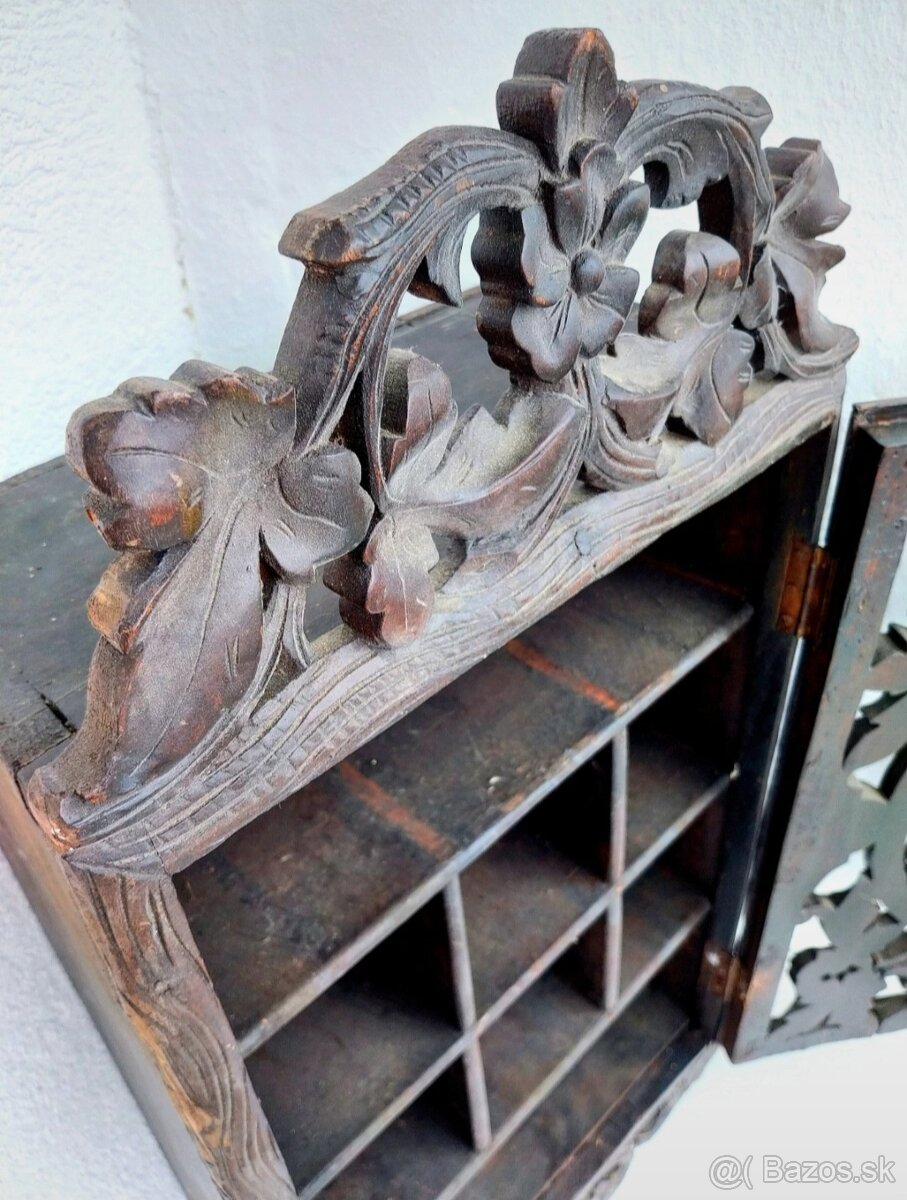 STAROŽITNÁ RUČNÁ DREVOREZBA / ÚLOŽNÁ SKRINKA / 19 x 36 x 67 - 9