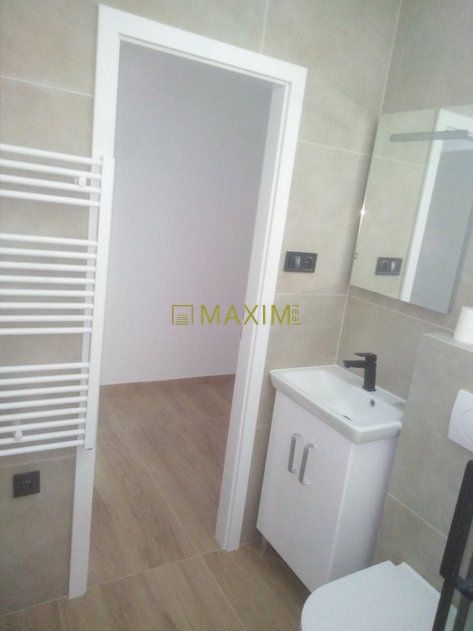 PREDAJ - 2- izbový byt s loggiou na Drobného ulici v Dúbravk - 9