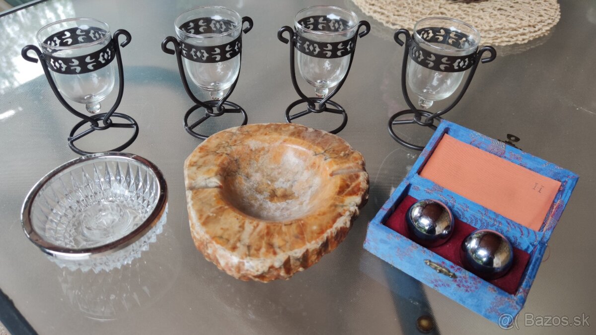 Retro věci - popelníky, bakelitové rádio, lampa,baterky - 9