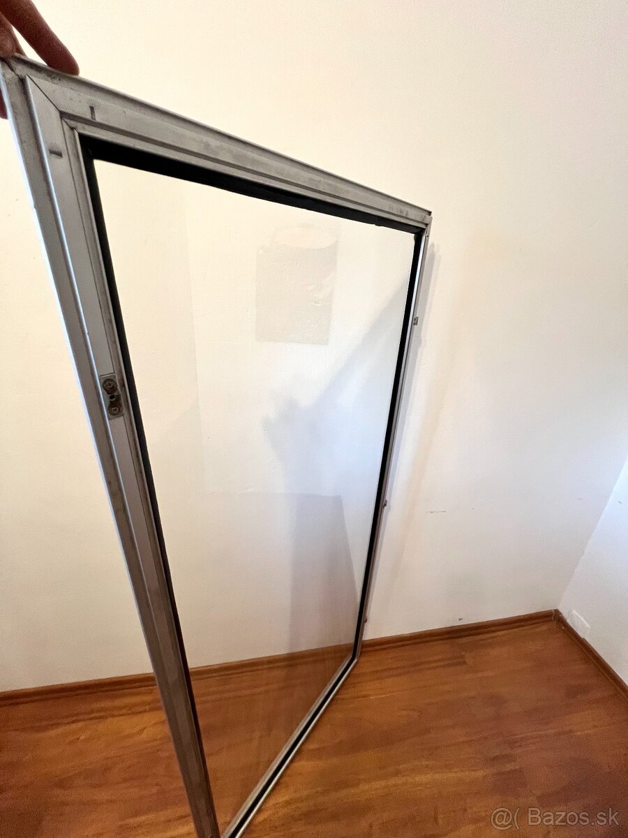 🪟 Kvalitné sklá v hliníkovom ráme–pevné, čisté, TOP stav 💪 - 9