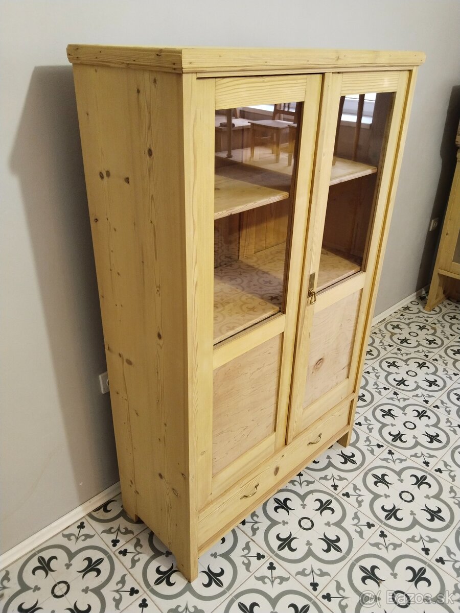 Stará skříň, skříňka, knihovna po renovaci - 9