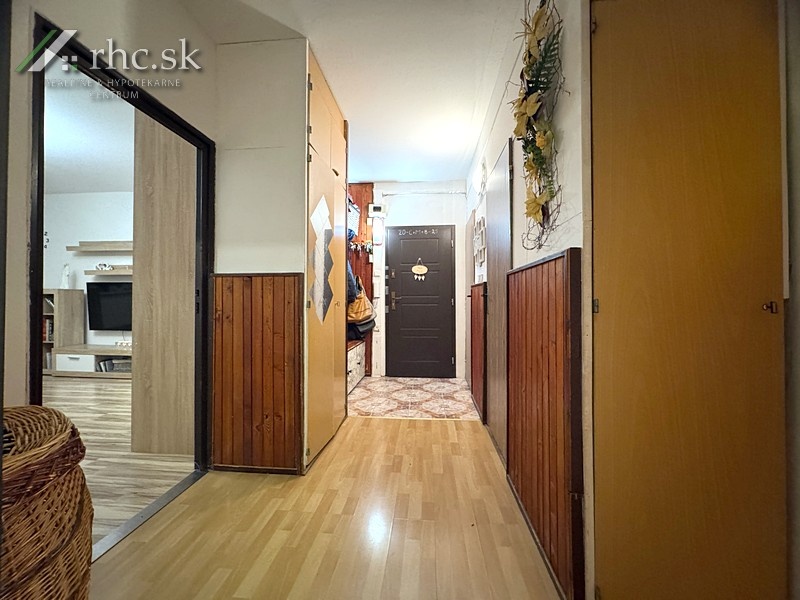 3 IZBÁK V CENTRE S PRESKLENÝM BALKÓNOM - HRNČ., STROPKOV - 9