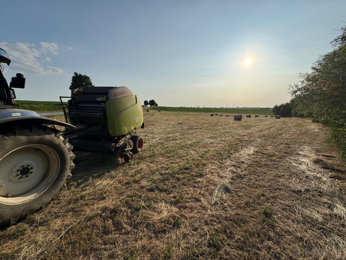 Lis na seno na guľaté okrúhle baliky - 9