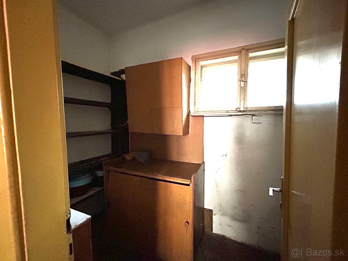 Rodinný dom v Likavke – skvelý základ na prerábku - 9