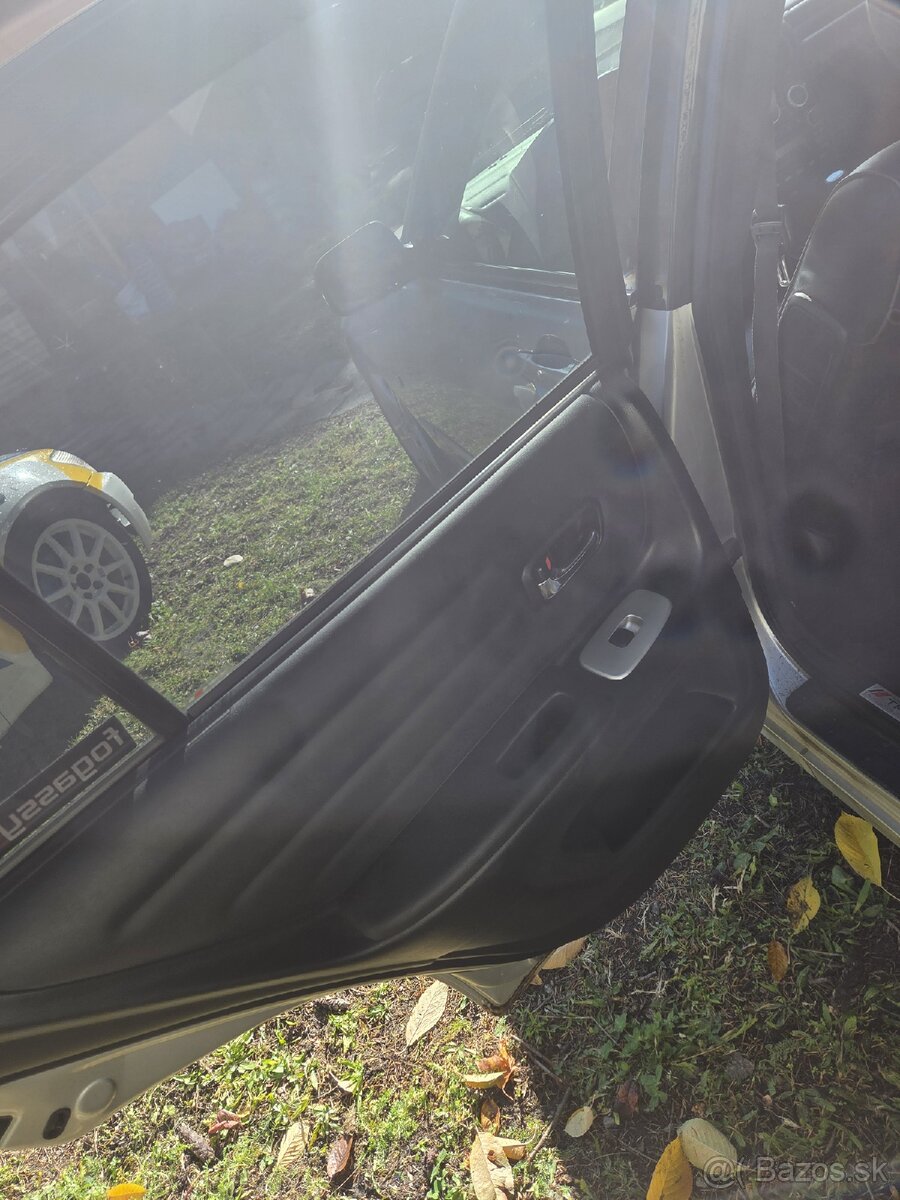 Čierny interiér Lexus is200 - 9