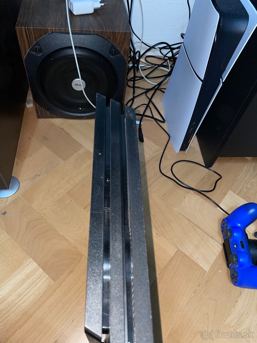 PS4 Pro 1TB + 3 DualShock ovládače + nabíjací stojan + Hry - 9