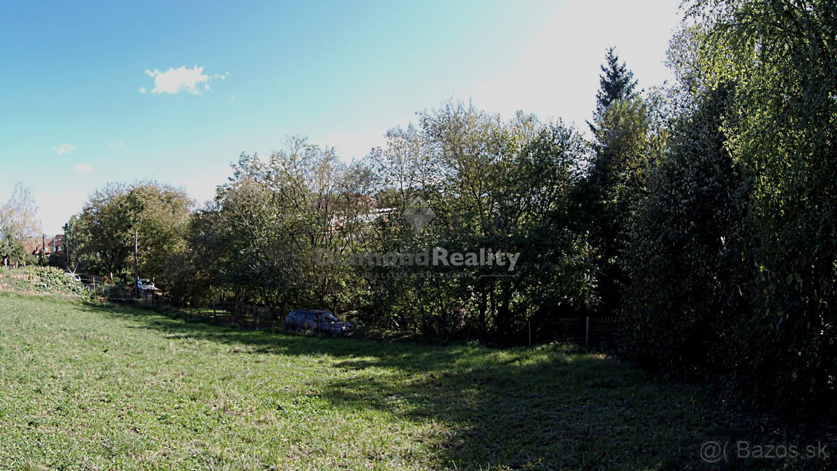 Stavebný, oplotený a slnečný pozemok s vinicou - obec Janík - 9