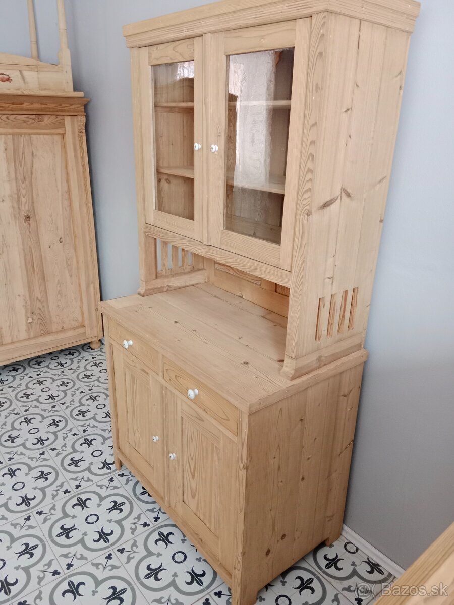 Stará kredenc, příborník po renovaci - 9