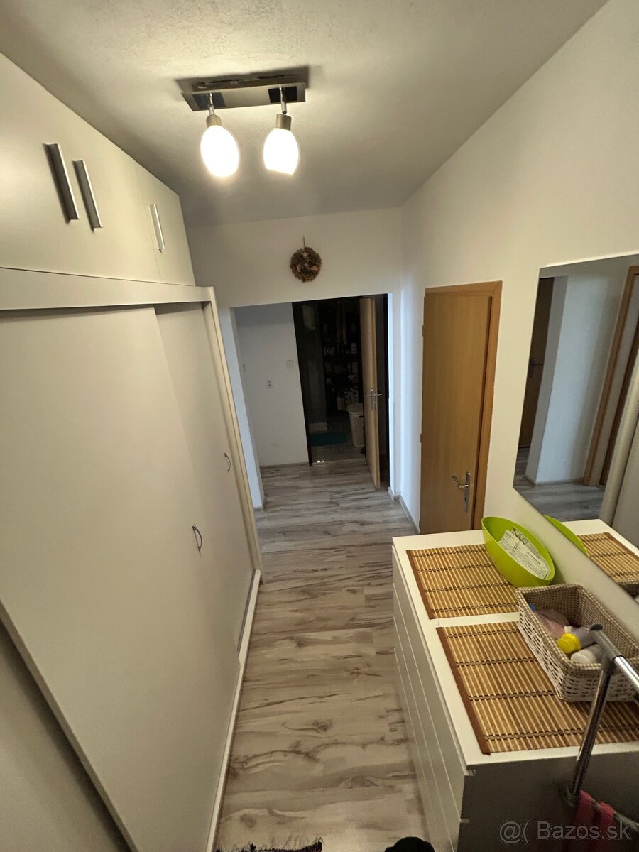 Predám veľký 3izbový byt s loggiou a pivnicou - 9