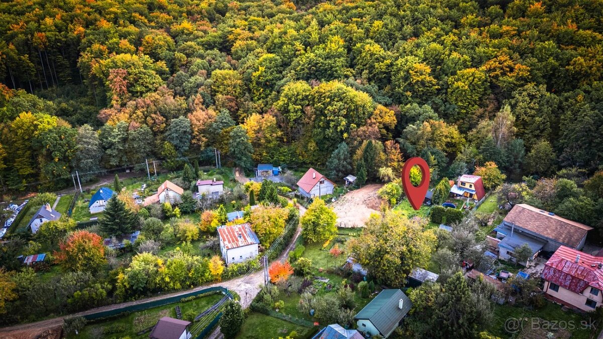 KAVEČANY - Záhrada s chatkou, výmera 478 m2 - 9