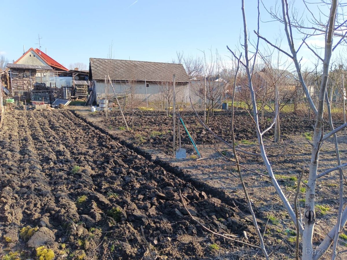 Pozemok 924m2+ garaž 59m2 Medveďov len 60 km od centra BA - 9