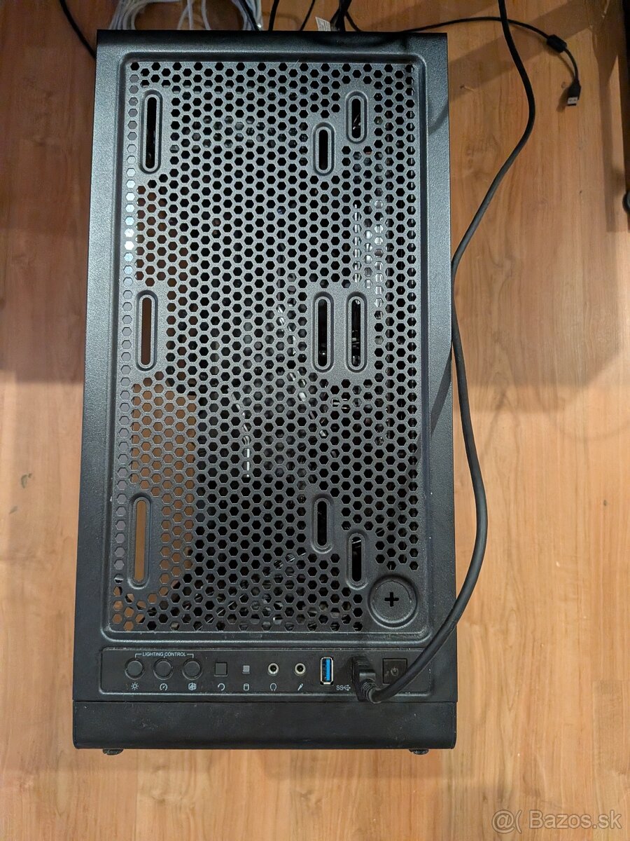 Kompletná herná zostava – PC + 3 monitory + príslušenstvo - 9