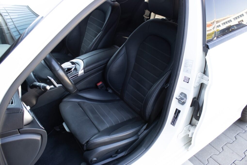 Mercedes-Benz C 200 Combi z roku 2020 - 9