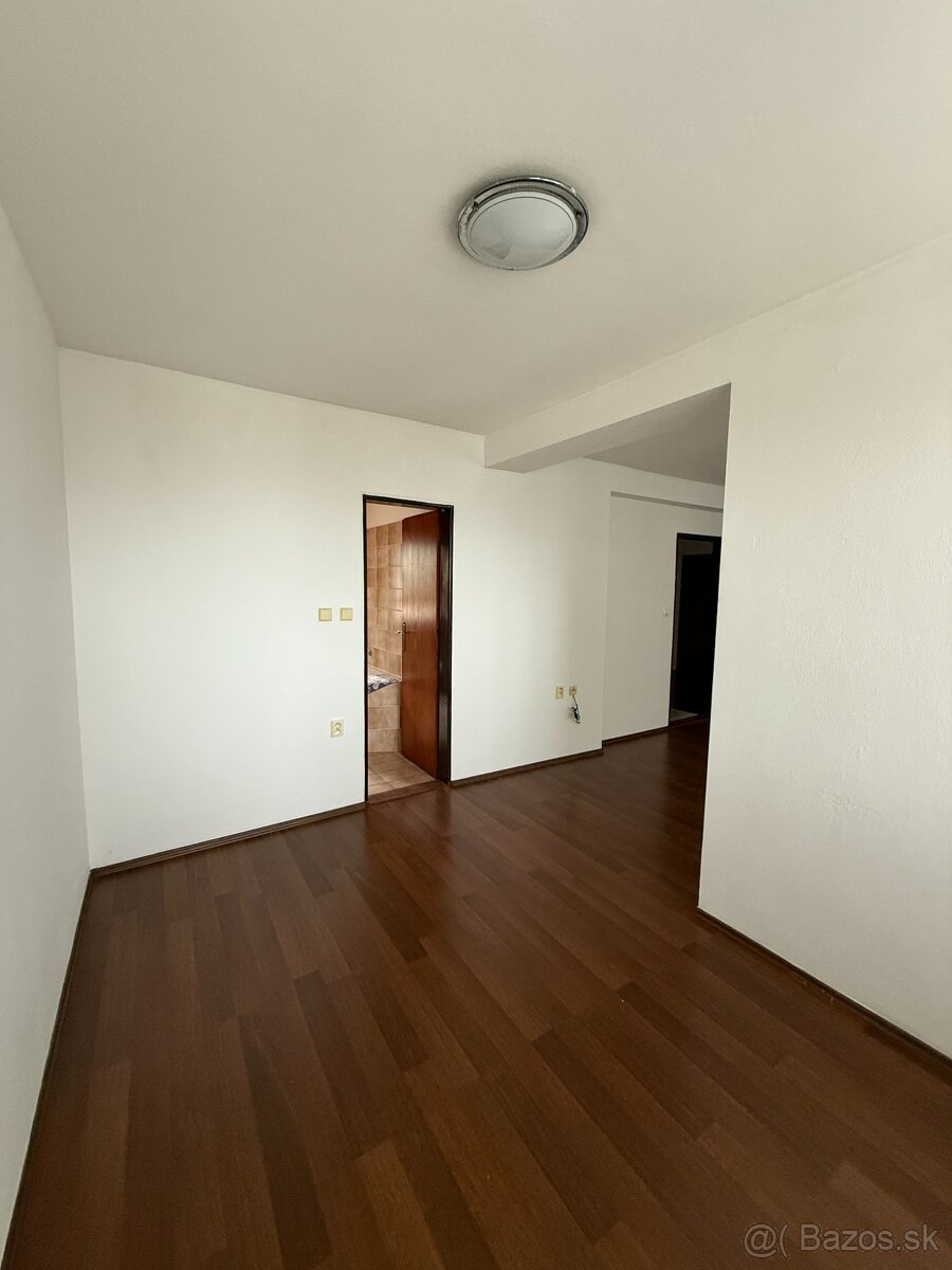 Dvojpodlažný dom vhodný na sídlo firmy, Staré Mesto - 9