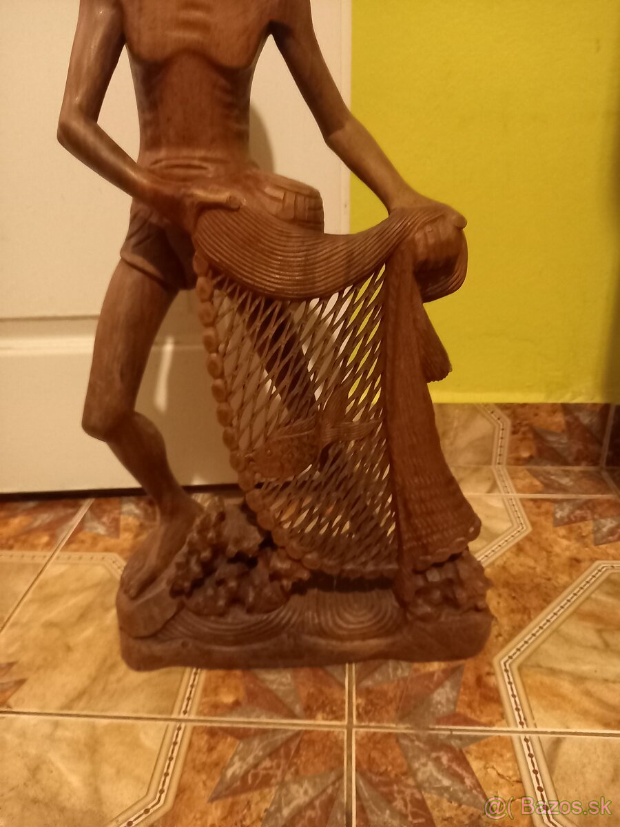 Drevená socha loviaci rybár - 9